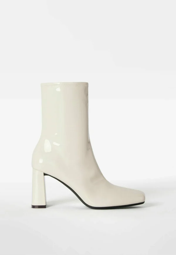 BERSHKA Patent Style Fitted – Boots À Talons – Off-White 5