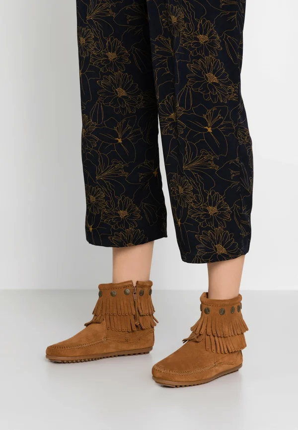Minnetonka Double Fringe Side Zip – Boots À Talons – Brown 1