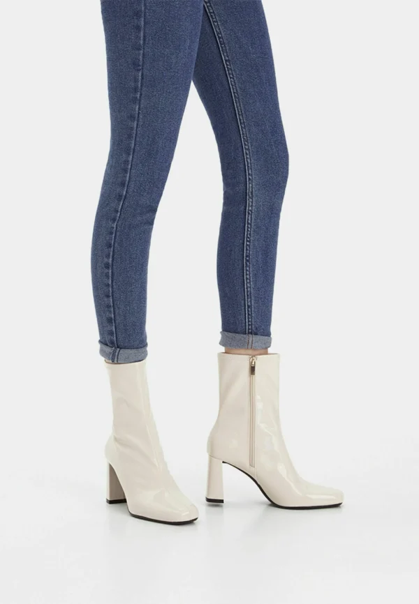 BERSHKA Patent Style Fitted – Boots À Talons – Off-White 1